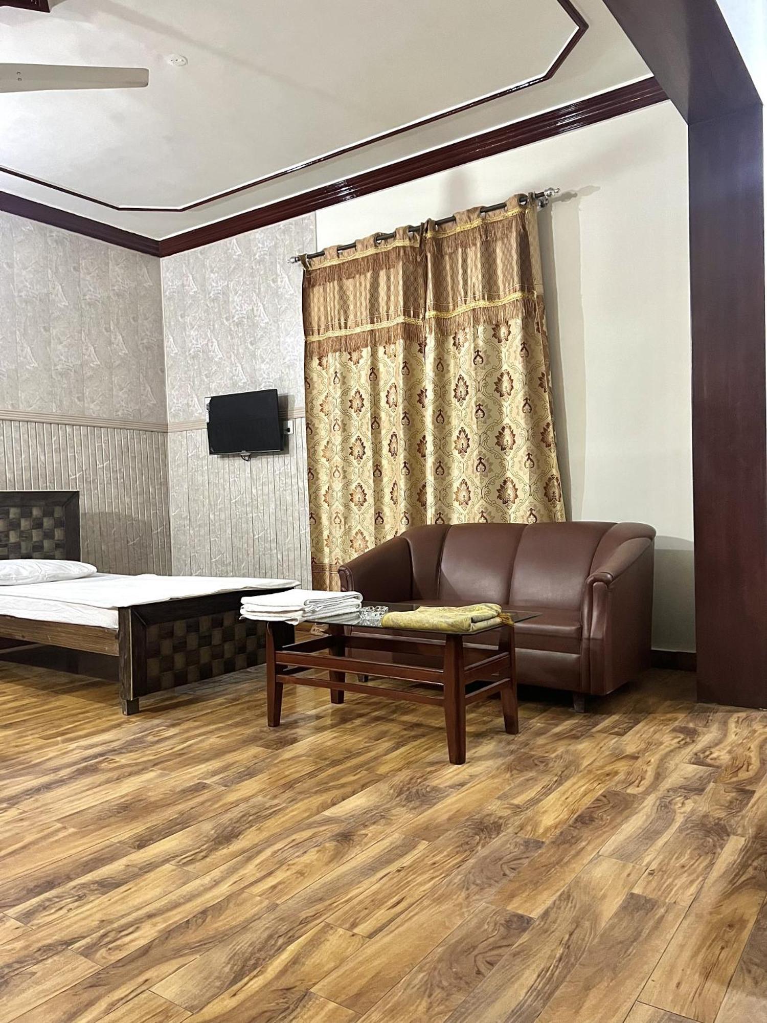 Babar House Hotel Faisalabad Exterior photo