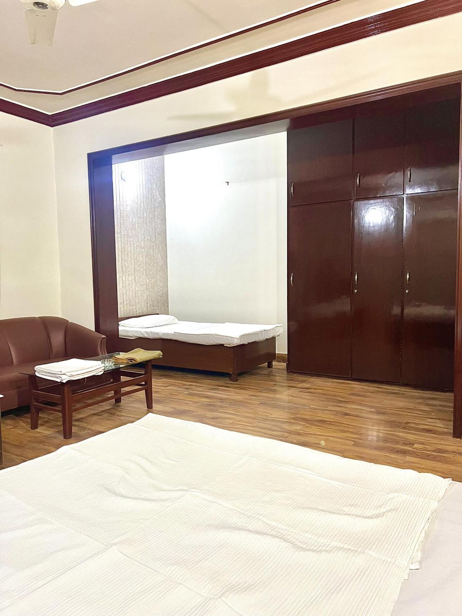 Babar House Hotel Faisalabad Exterior photo